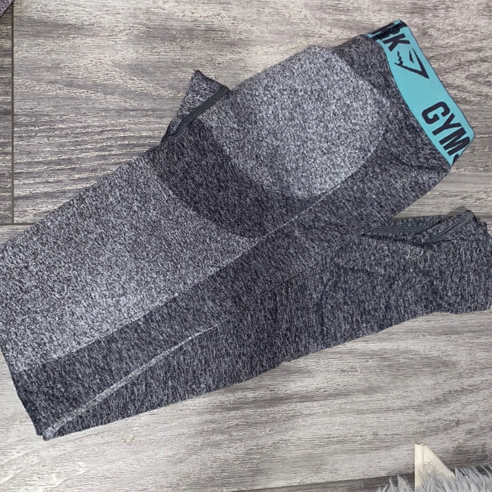 Gym shark leggings